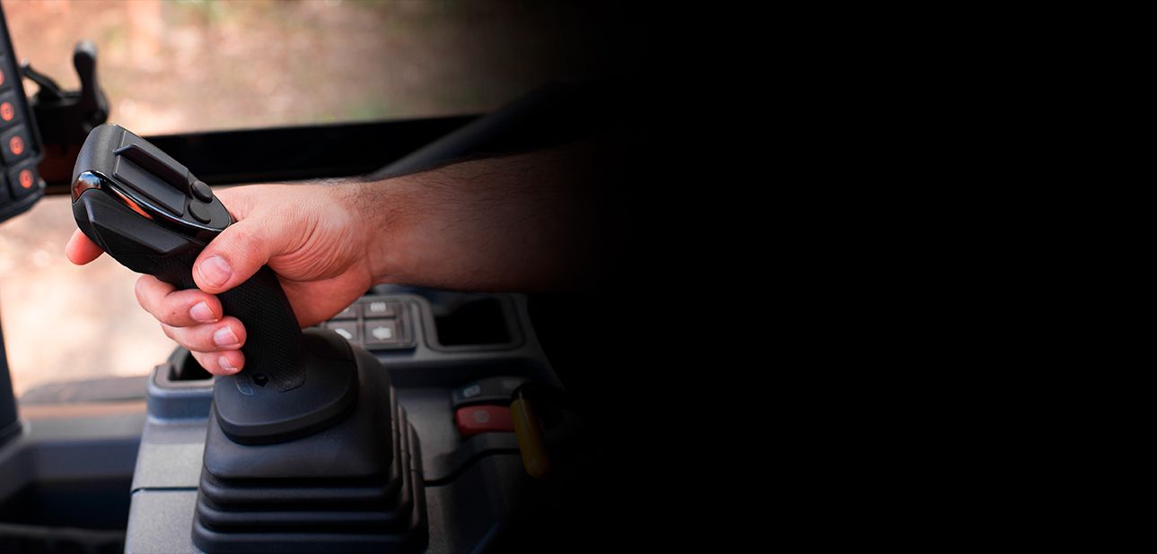 close do joystick da carregadeira de rodas