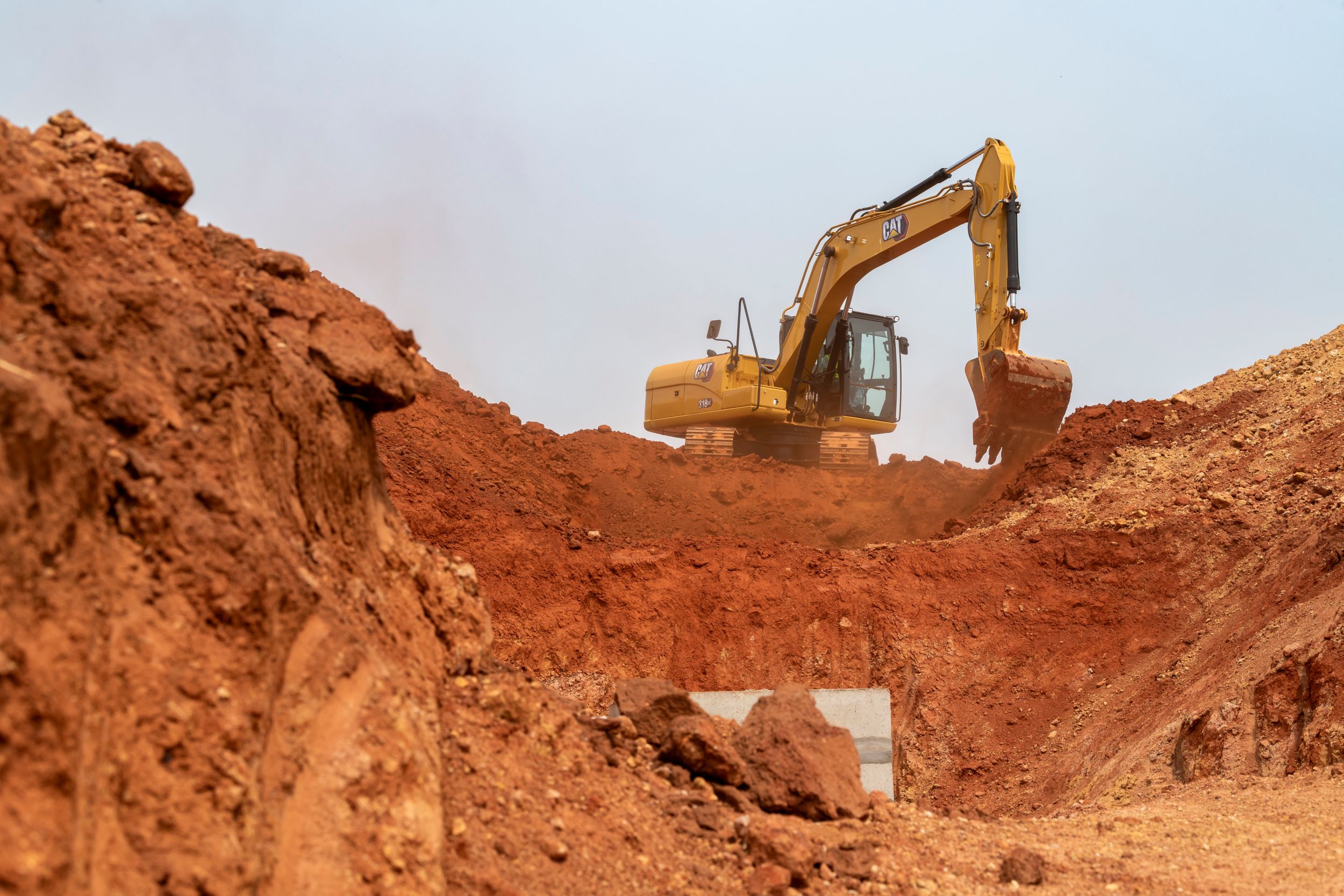 Excavadora 318 GC en operación