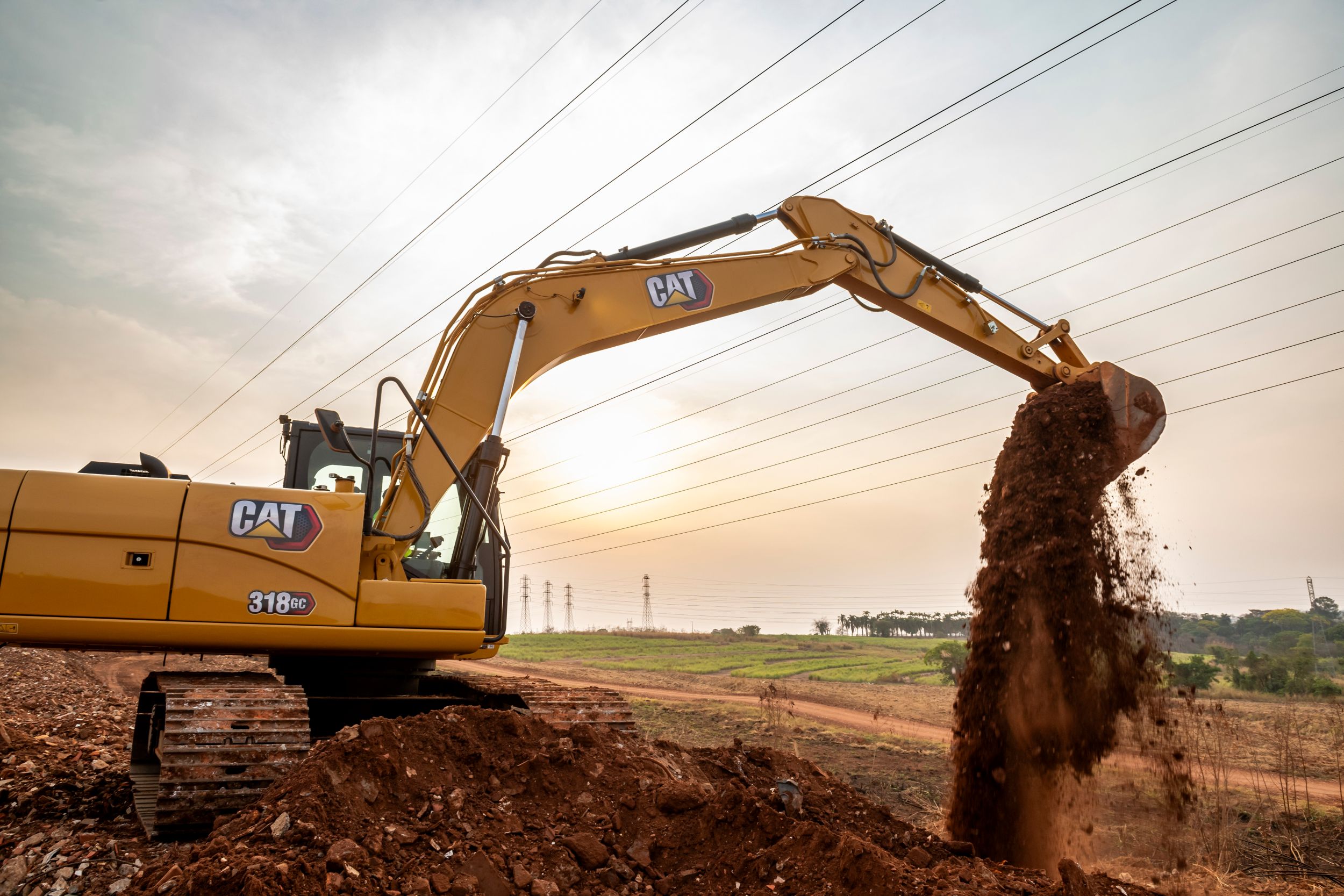 Excavadora 318 GC en operación