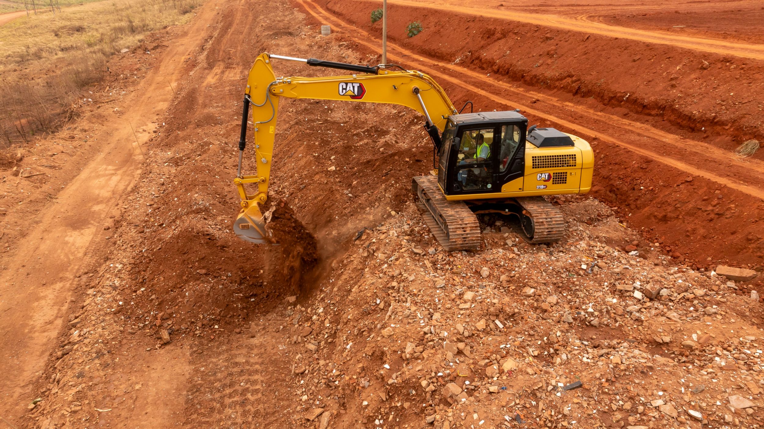 Excavadora 318 GC en operación