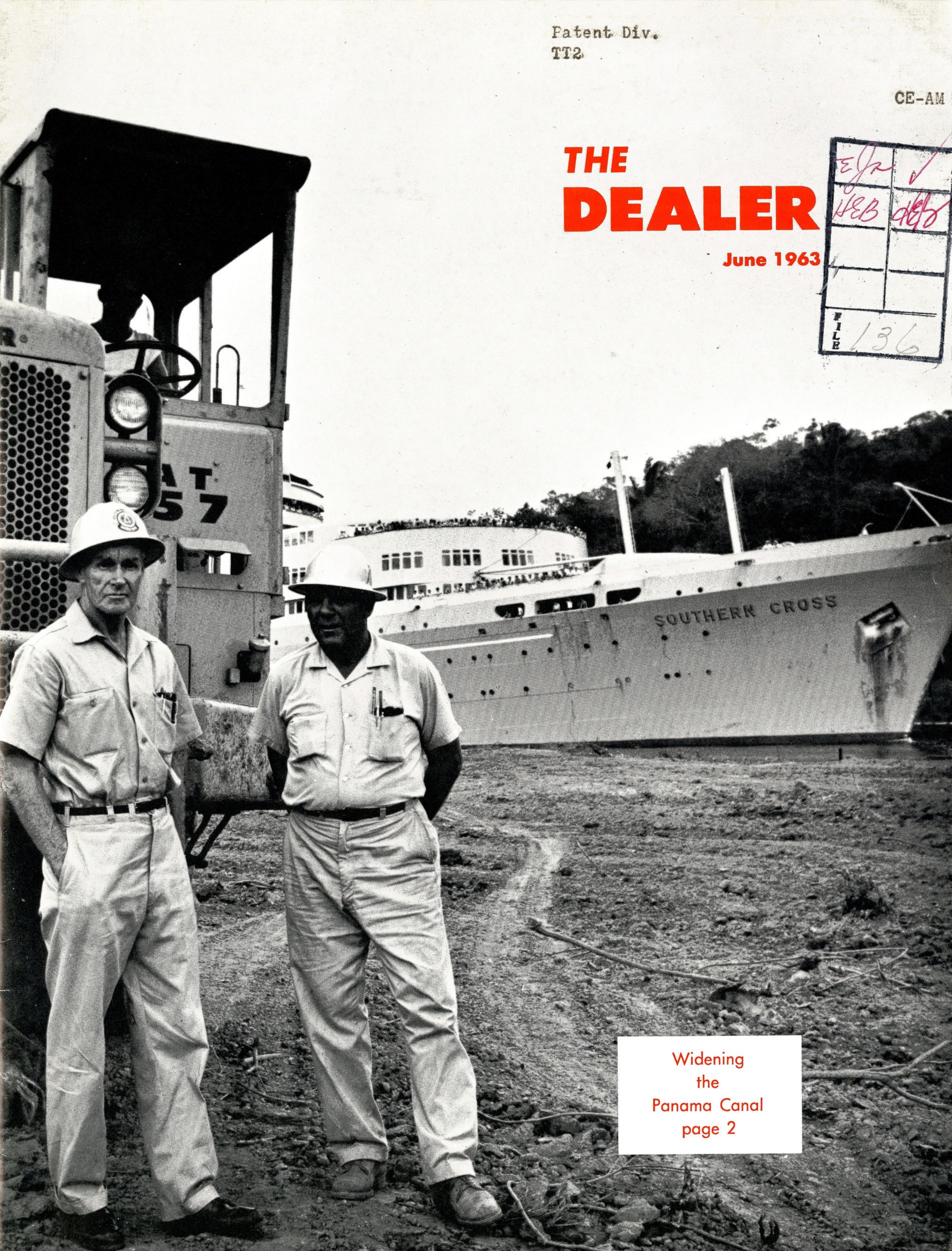 人们站在巴拿马运河前