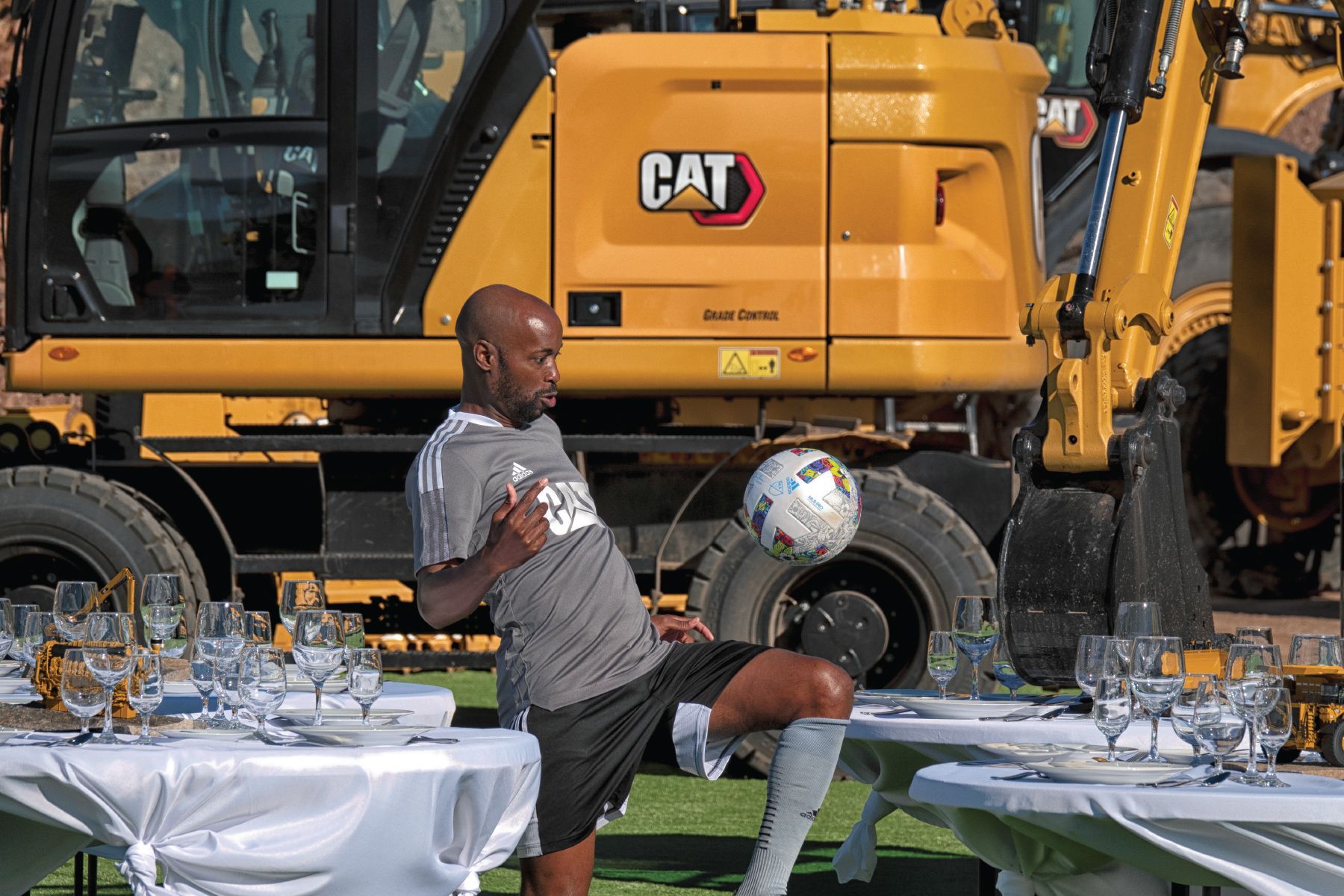 DaMarcus Beasley demostrando su agilidad con un balón de fútbol