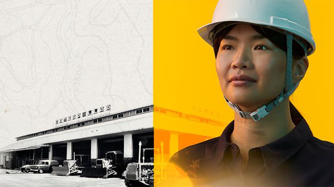 歴史的なディーラの写真の横に立つヘルメットをかぶった女性の画像