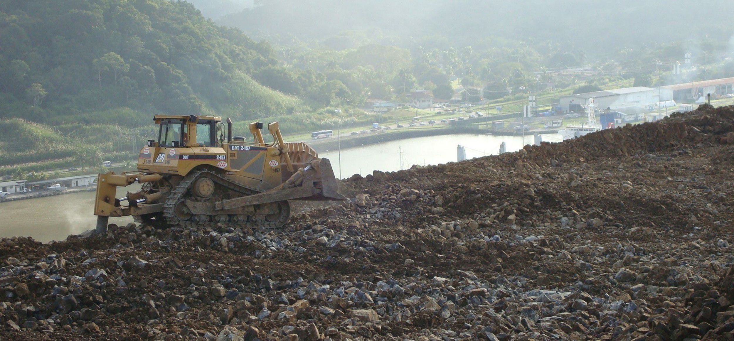 2007 年，Cat D8T 在拓宽运河。