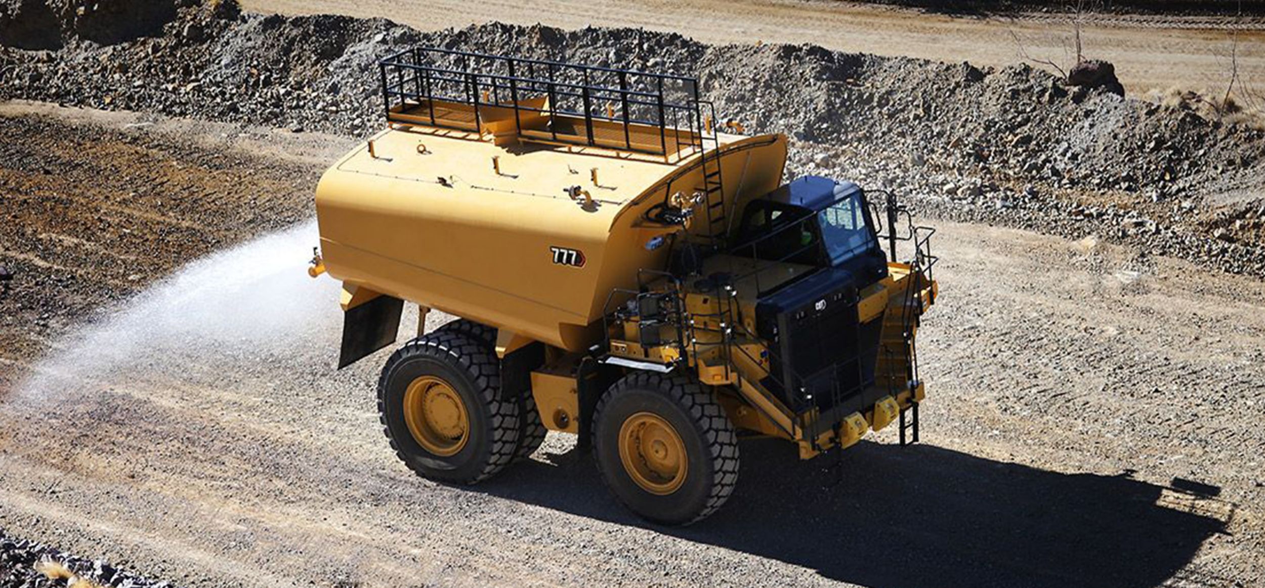 Um caminhão-pipa Cat 777.