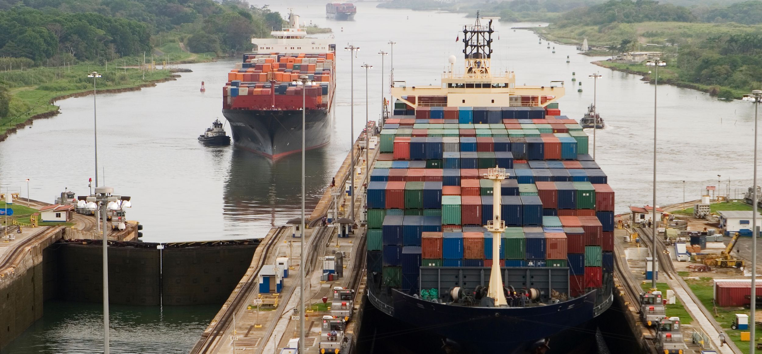 巴拿马运河上的现代货轮。