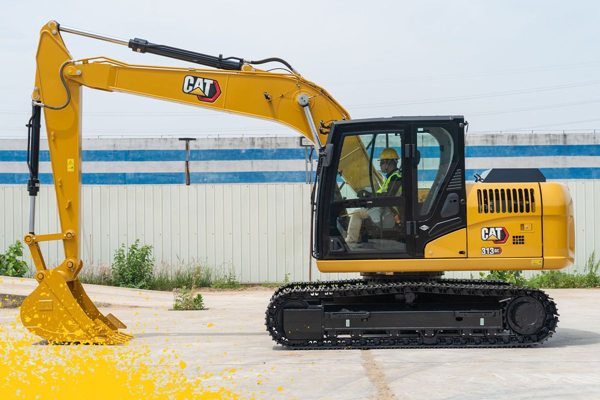 pequena escavadeira sentada com balde para baixo