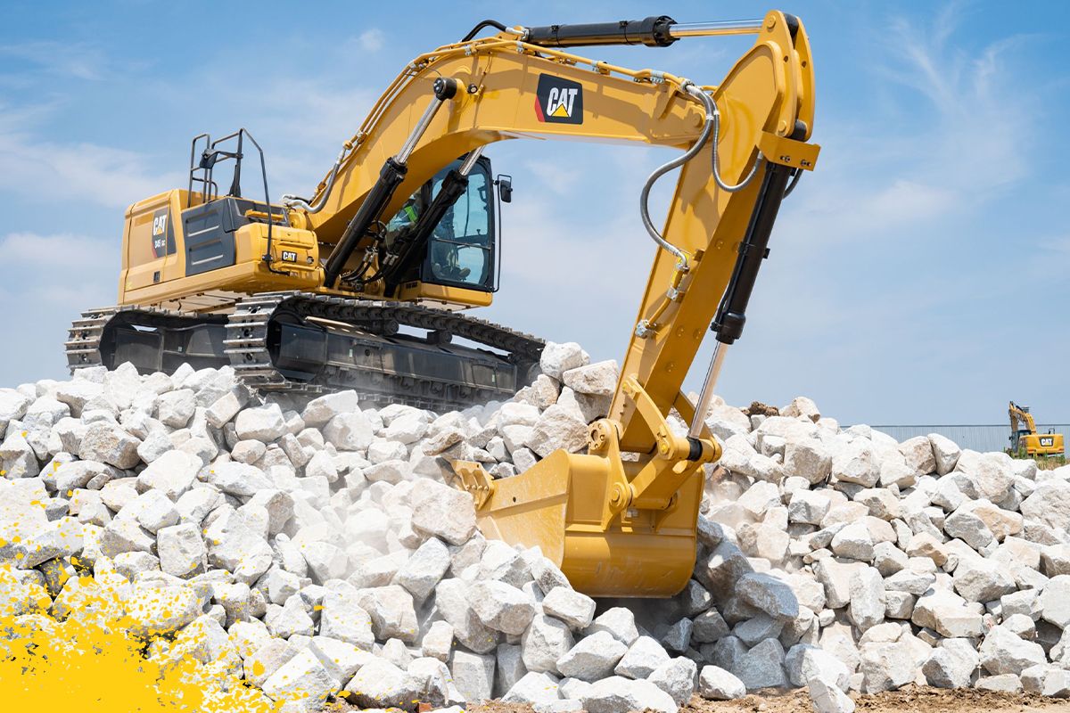 grande escavadeira escavando pedras com balde