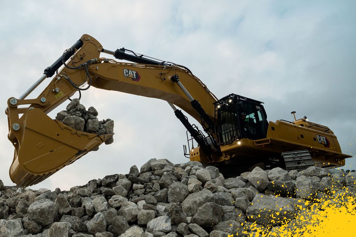 grande escavadeira carregando pedras no balde