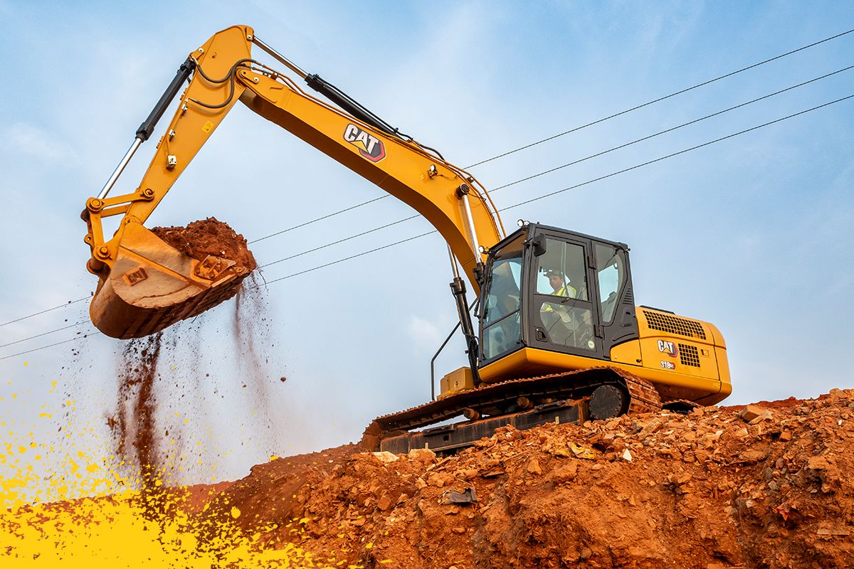 pequena escavadeira escavando sujeira na colina