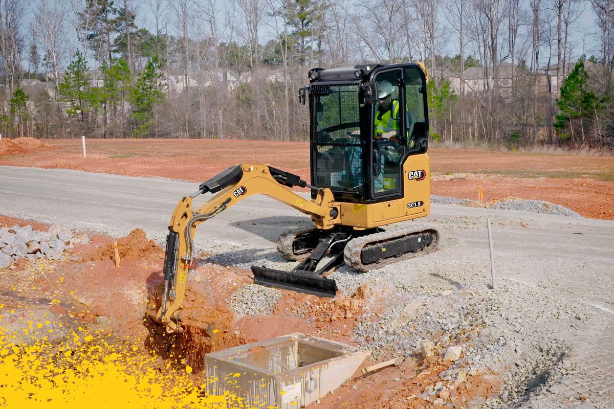 miniescavadeira trabalhando em cascalho e argila