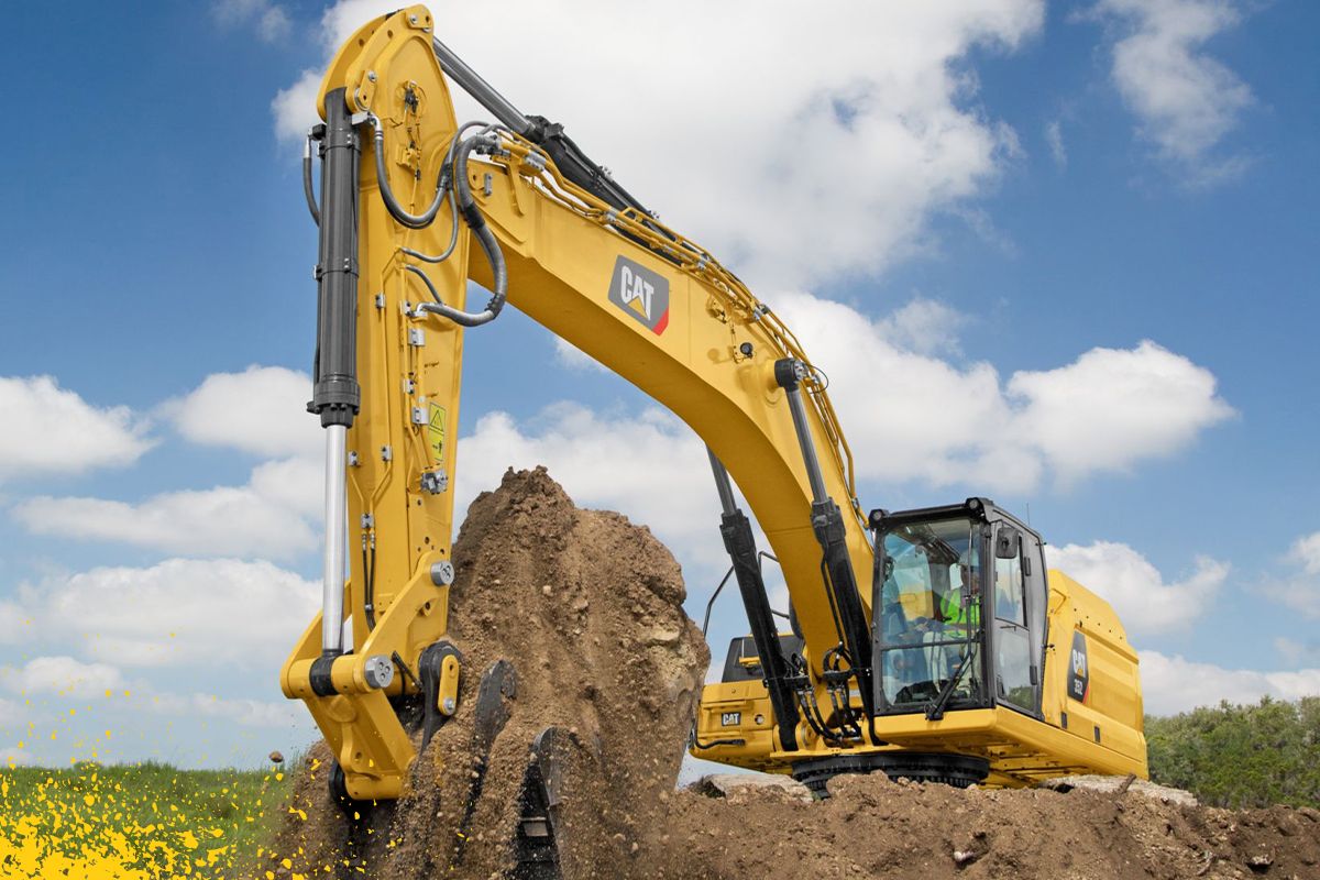 grande escavadeira trabalhando em colina de terra