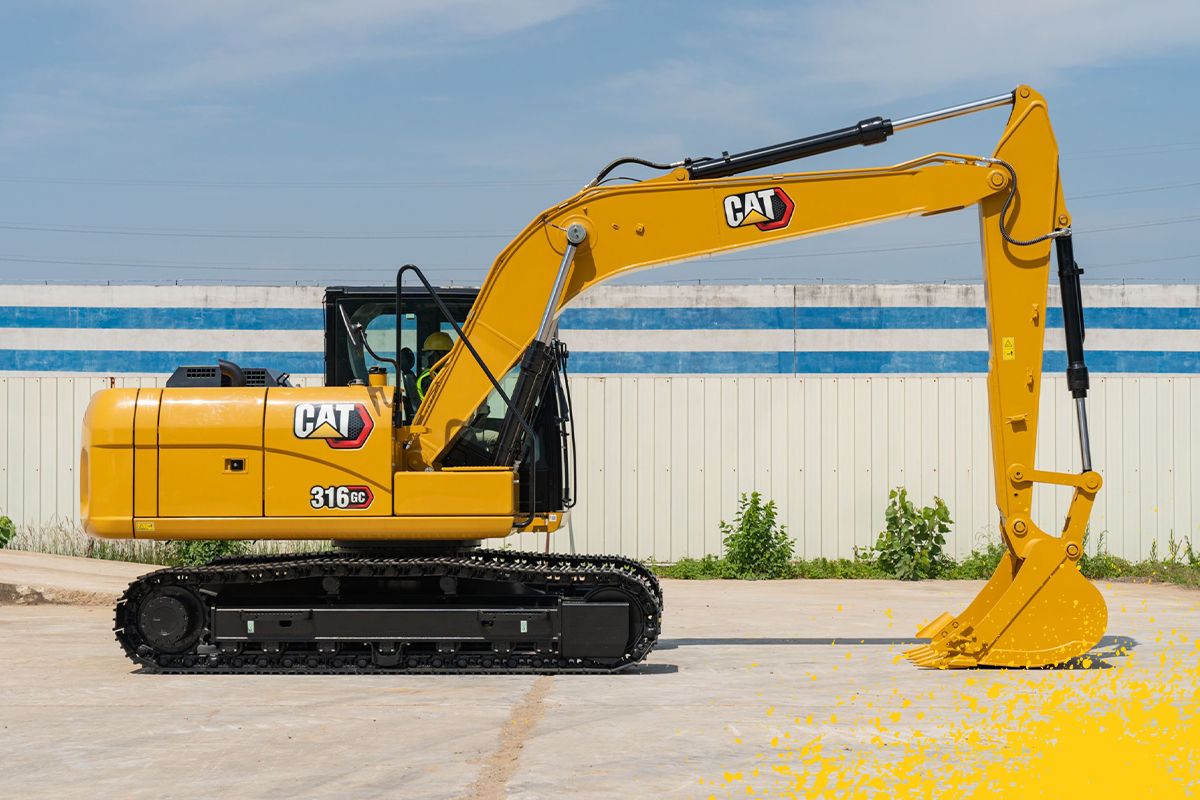 pequena escavadeira estacionada com balde sentado