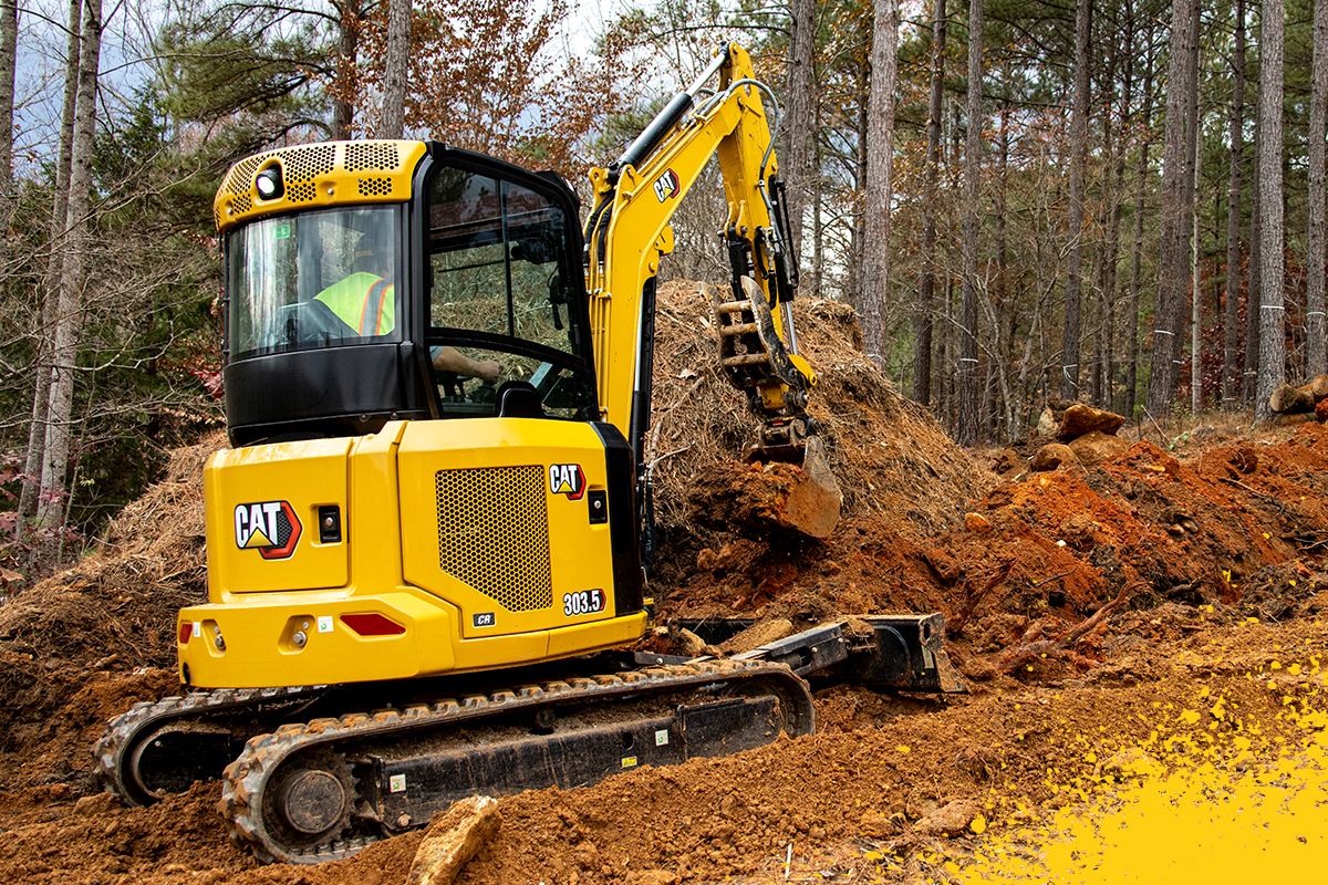 mini escavadeira trabalhando com sujeira
