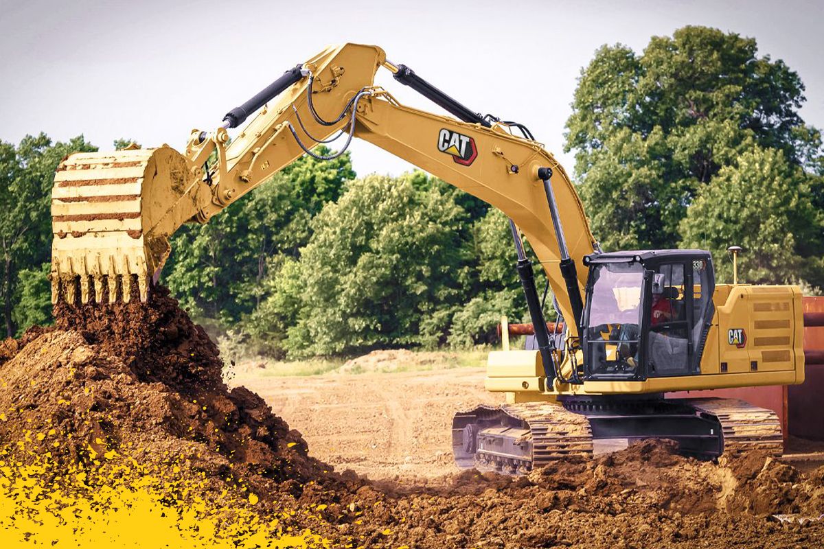 escavadeira média descarregando sujeira na pilha