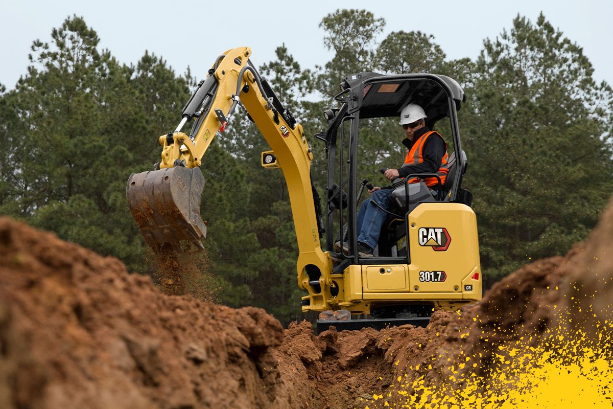 miniescavadeira cavando buraco na terra