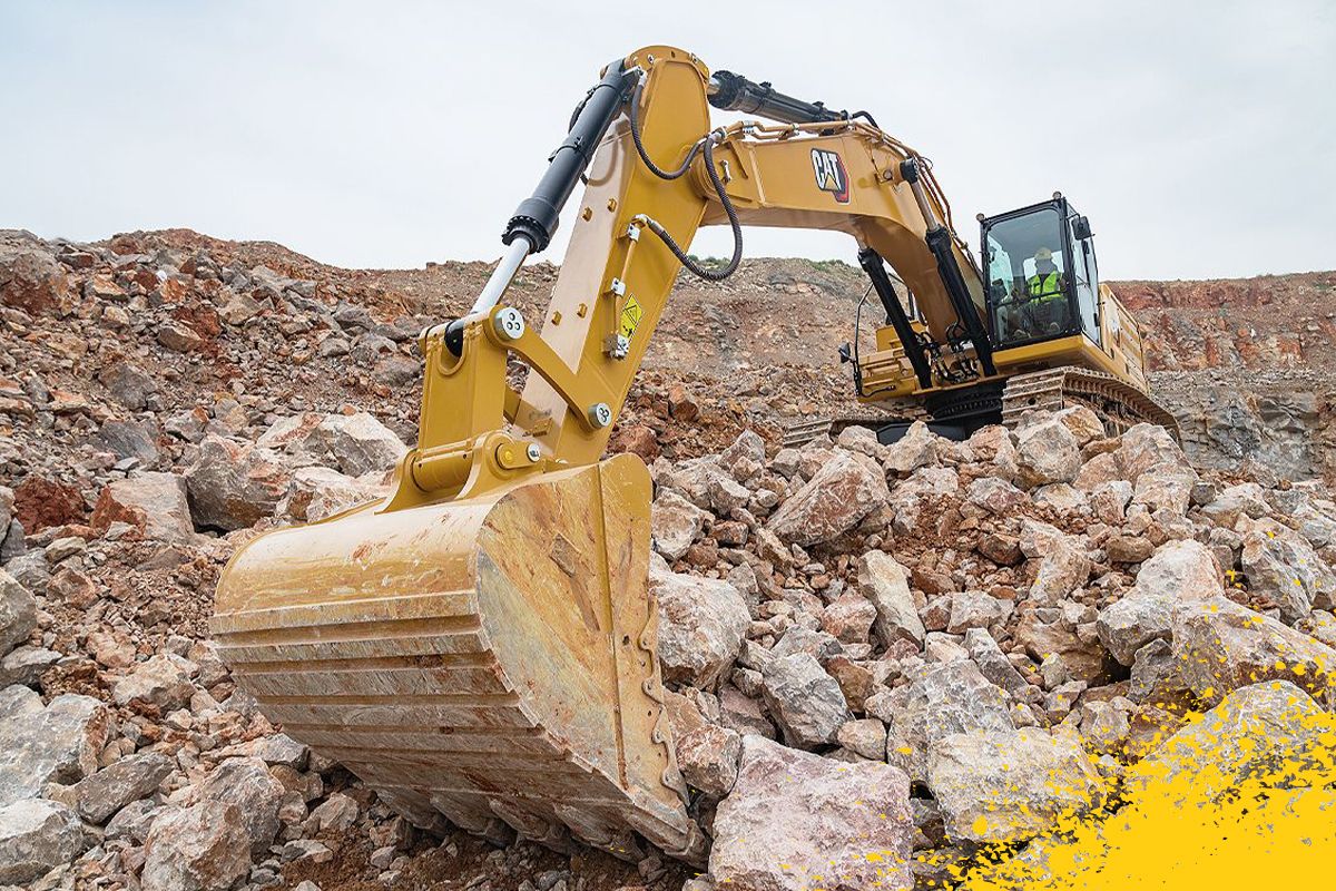 grande escavadeira trabalhando em pilha de rocha