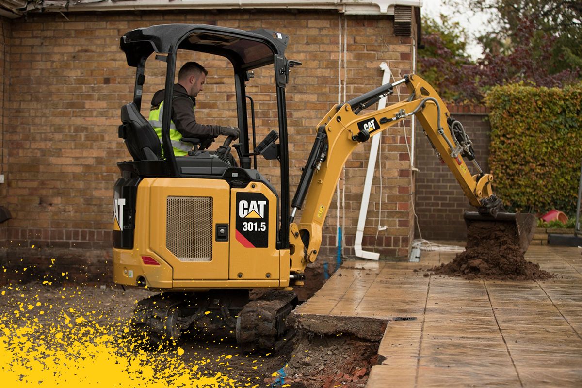 mini escavadeira cavando perto do pátio