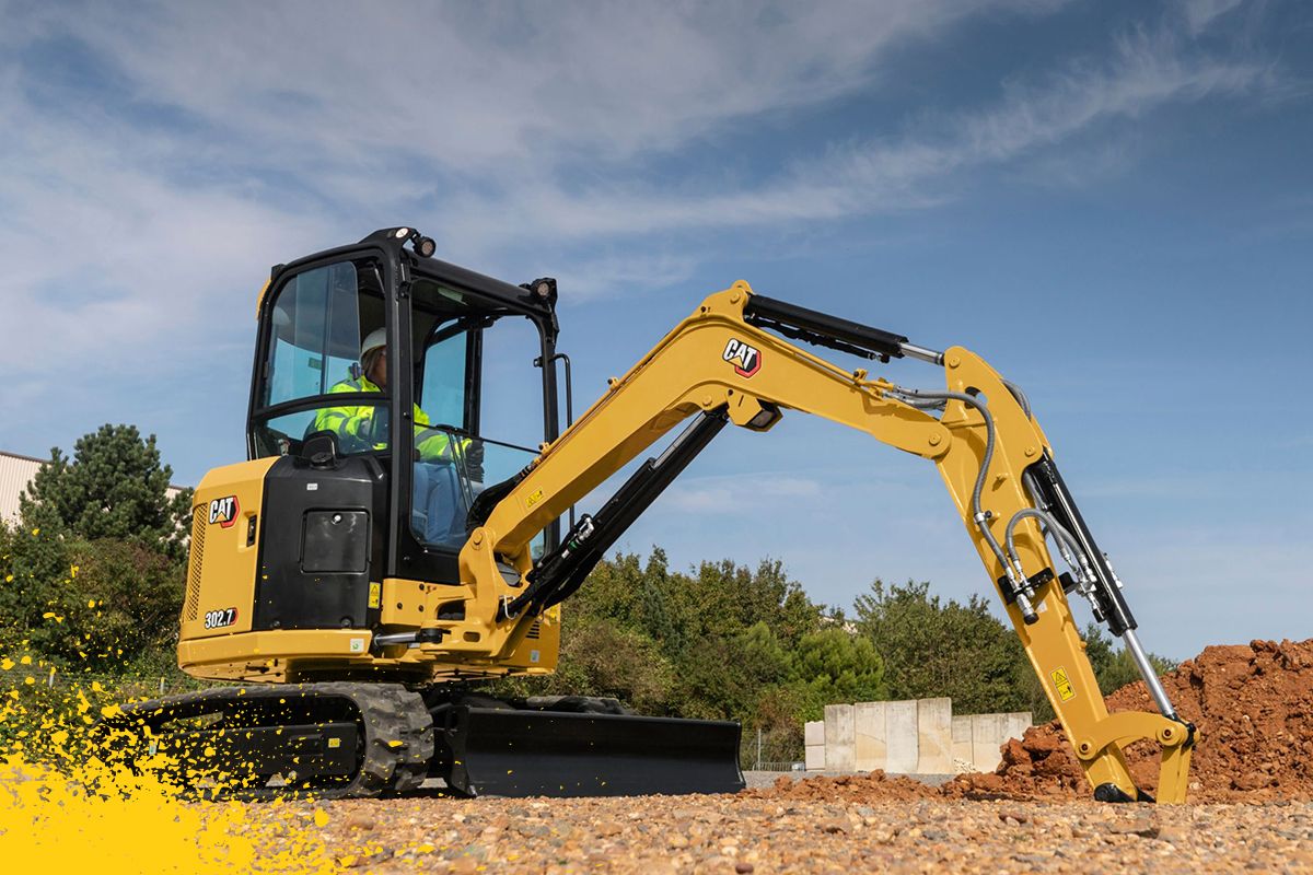 miniescavadeira trabalhando com pedras