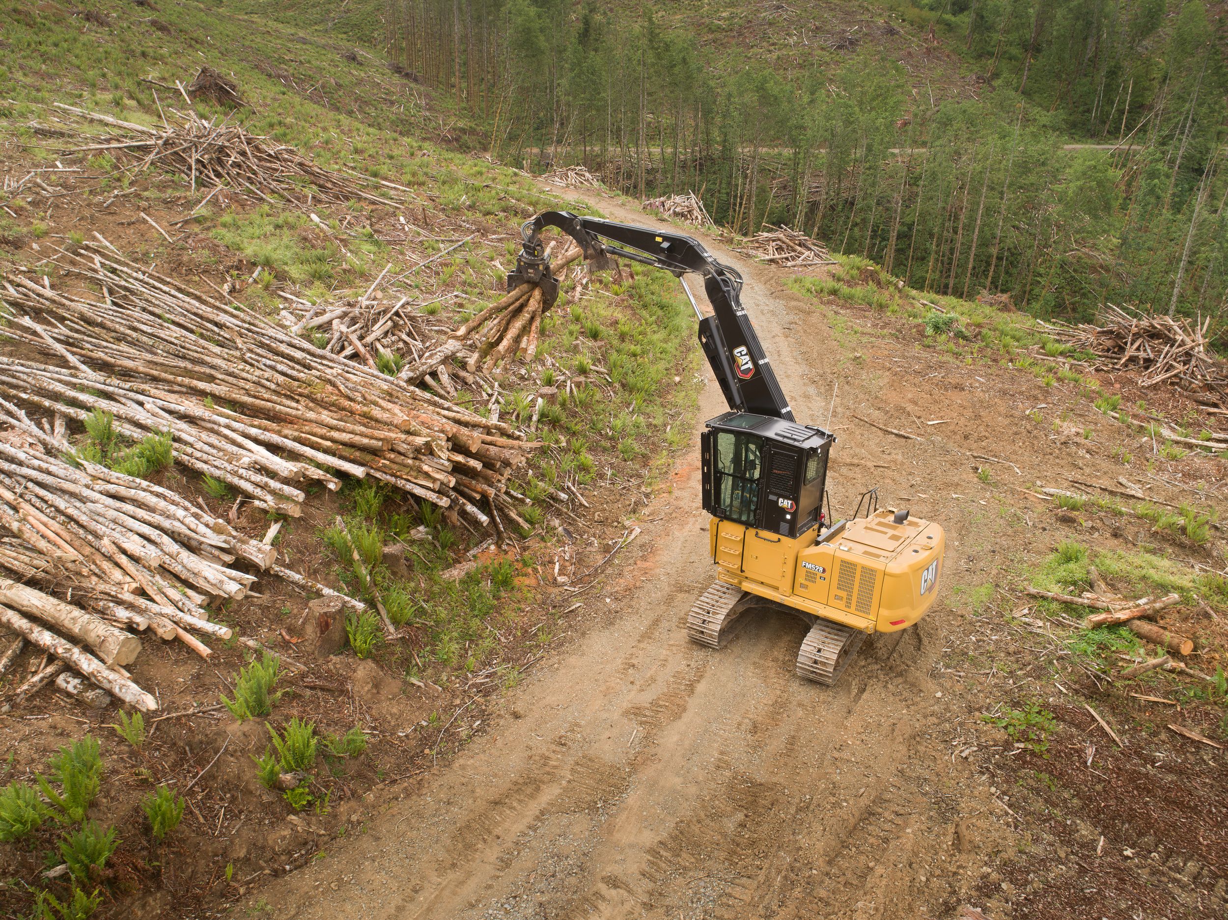 The Cat® FM528 forest machine offers a fixed heel or live heel and blade for versatile application. Includes a processor, roadbuilder, log loader and knckleboom loader.