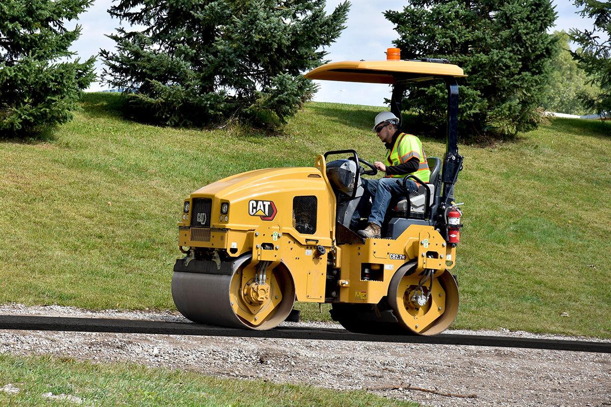 CB2.7 GC Utility roller compacting asphalt