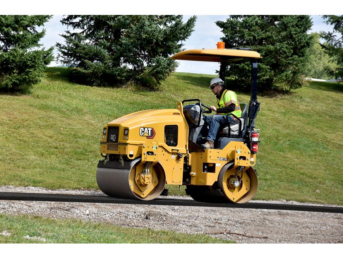 CB2.7 GC Utility roller compacting asphalt