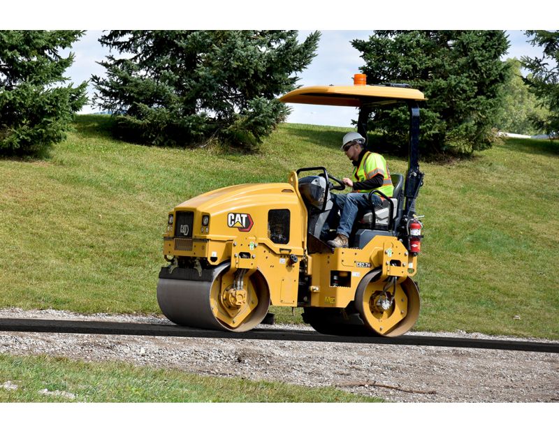 CB2.7 GC Utility roller compacting asphalt