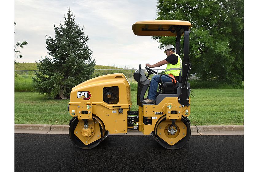 CB2.5 Tandem Roller compacting asphalt