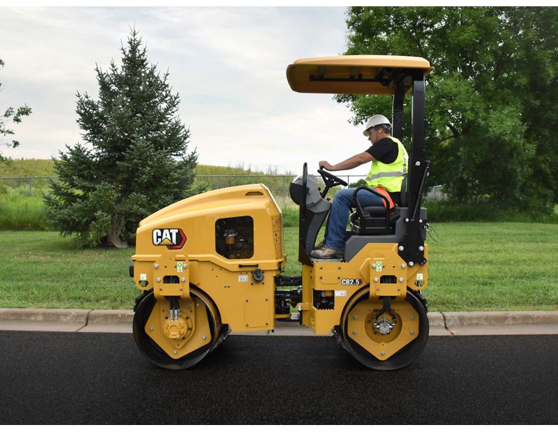 CB2.5 Tandem Roller compacting asphalt