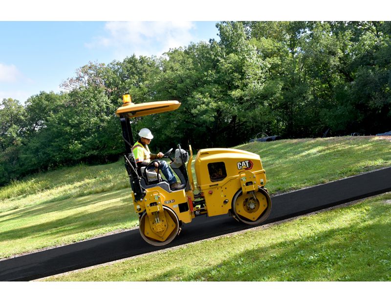 CB2.5 GC tandem roller compacting asphalt