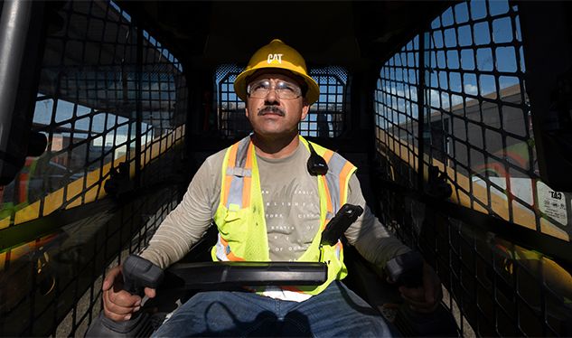 Operador de minicarregadeira