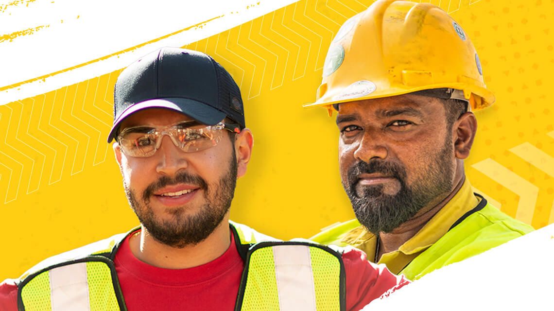 Resim arka planında gülümseyen kişiler