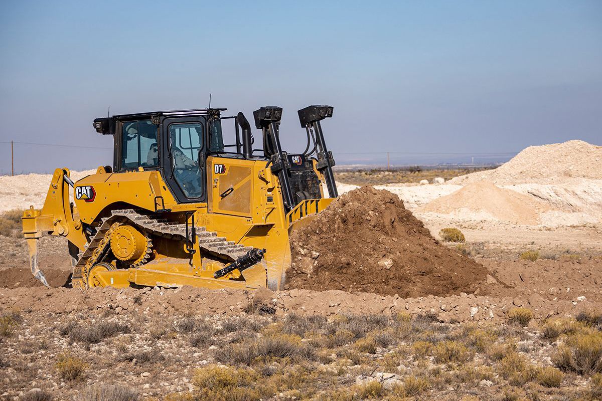 Trator D7 trabalhando em campo de terra