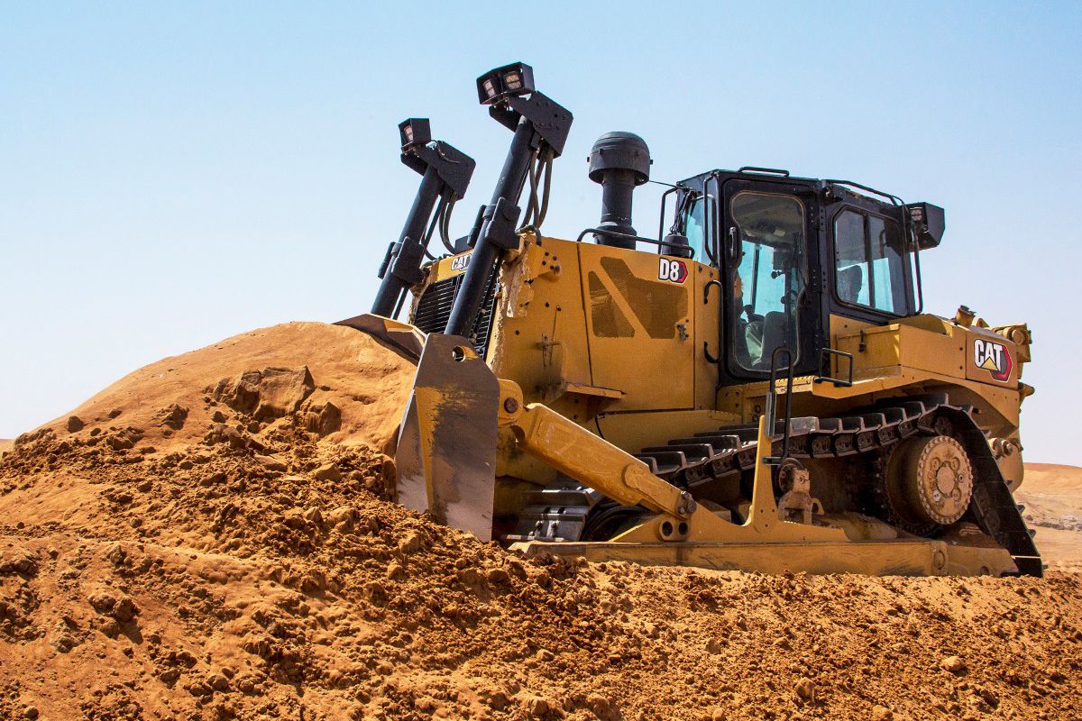 Trator D8 criando pilha de sujeira