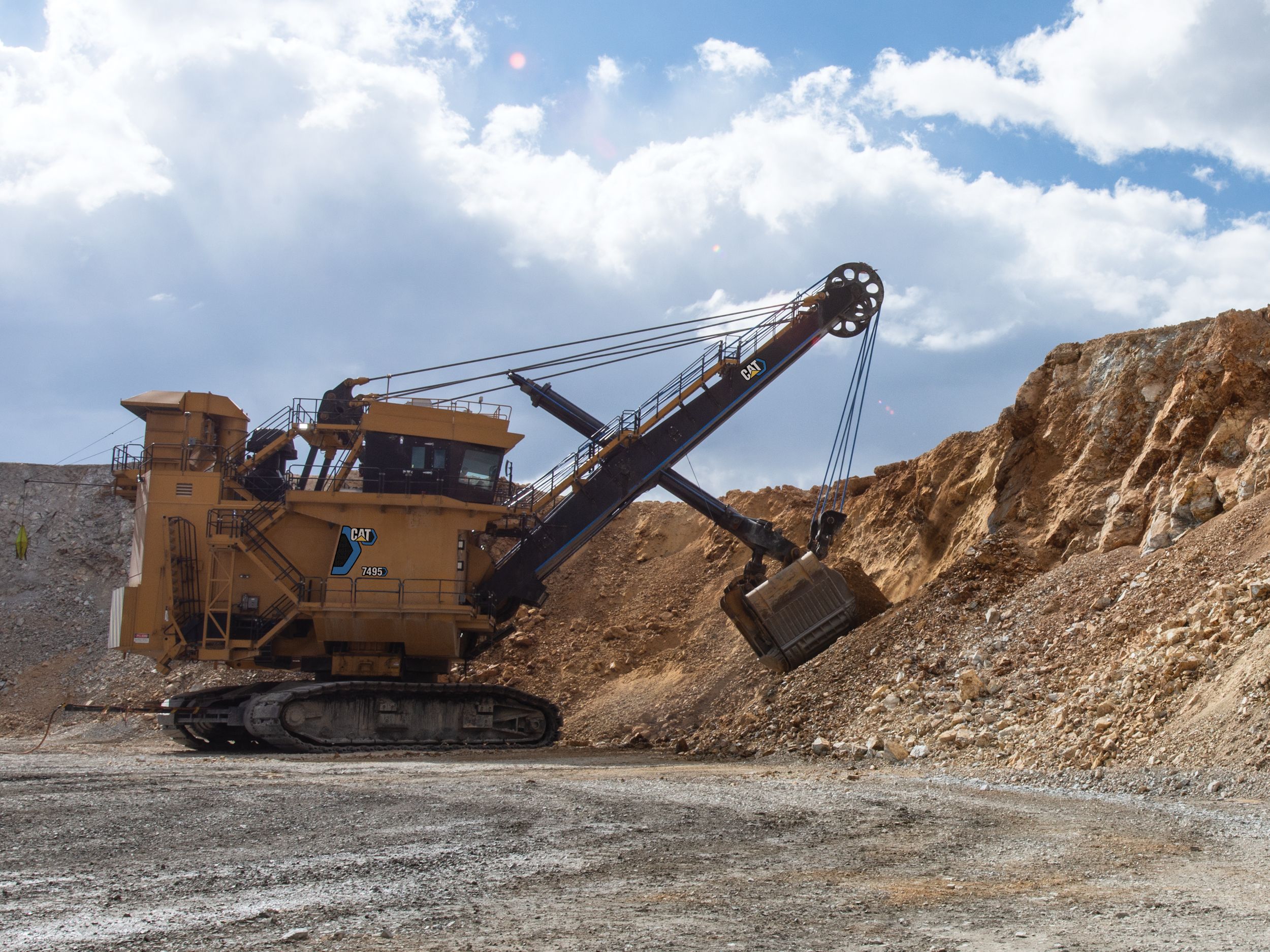 7495 Electric Rope Shovel digging