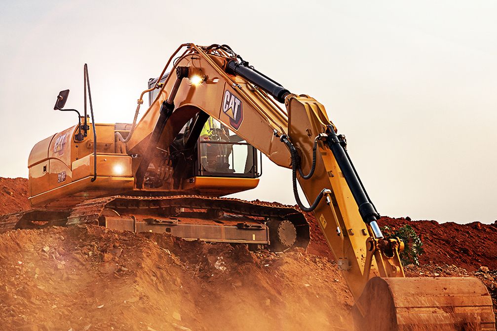 318 GC sacando arena de un cubo