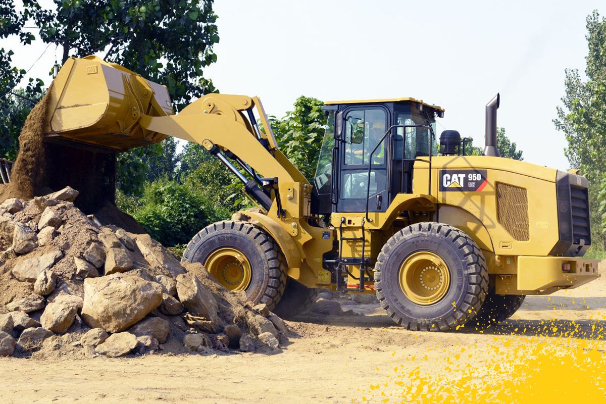carregadeira de rodas média despejando sujeira