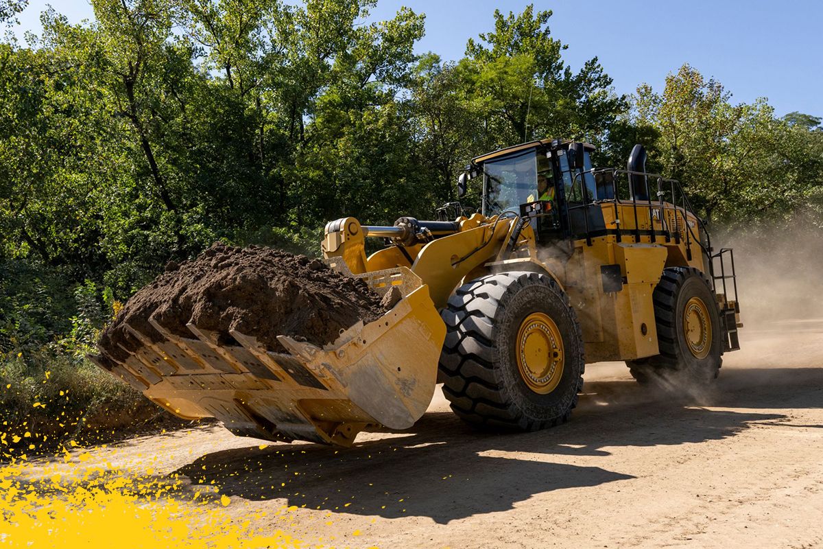 carregadeira de rodas grande dirigindo com sujeira na caçamba