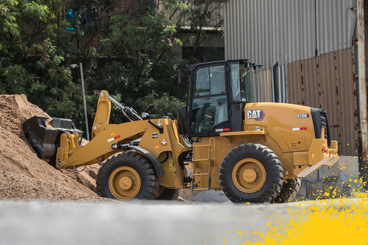 operador coletando sujeira da pilha de terra