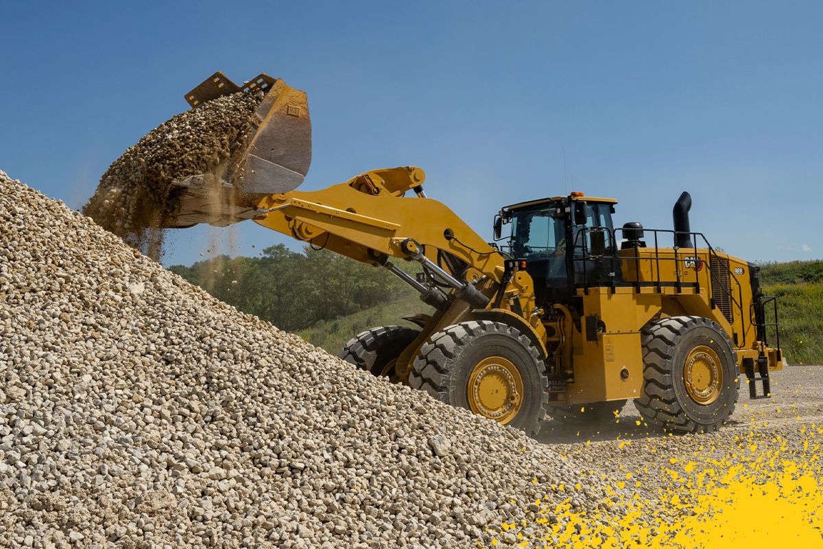 carregadeira de rodas grande despejando rocha na pilha