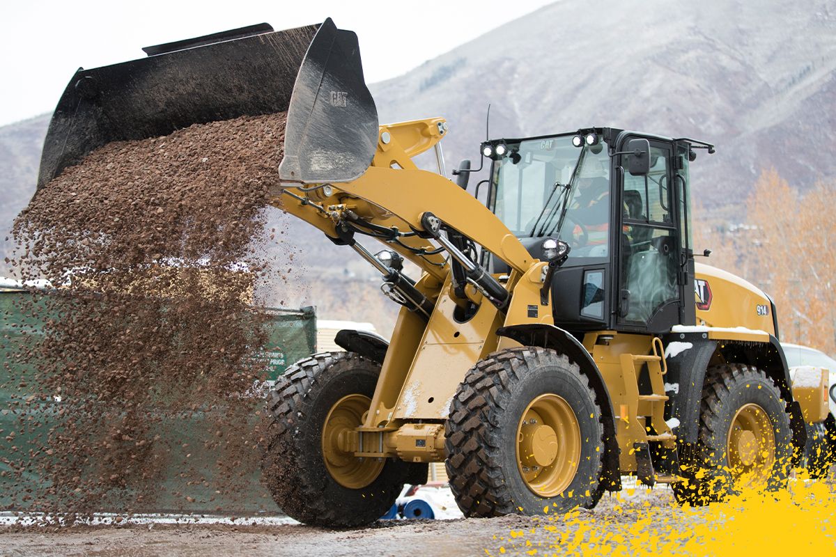 operador despejando sujeira do balde