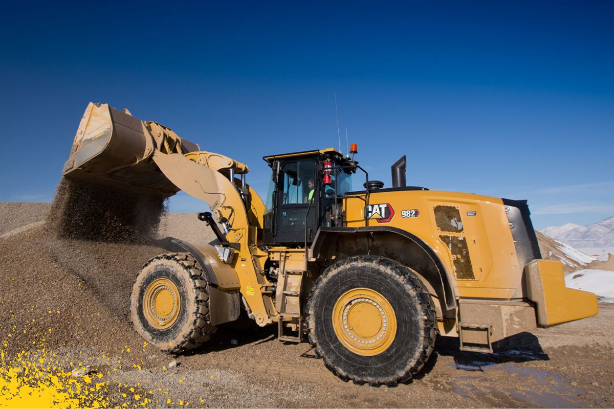despejando cascalho em uma pilha grande