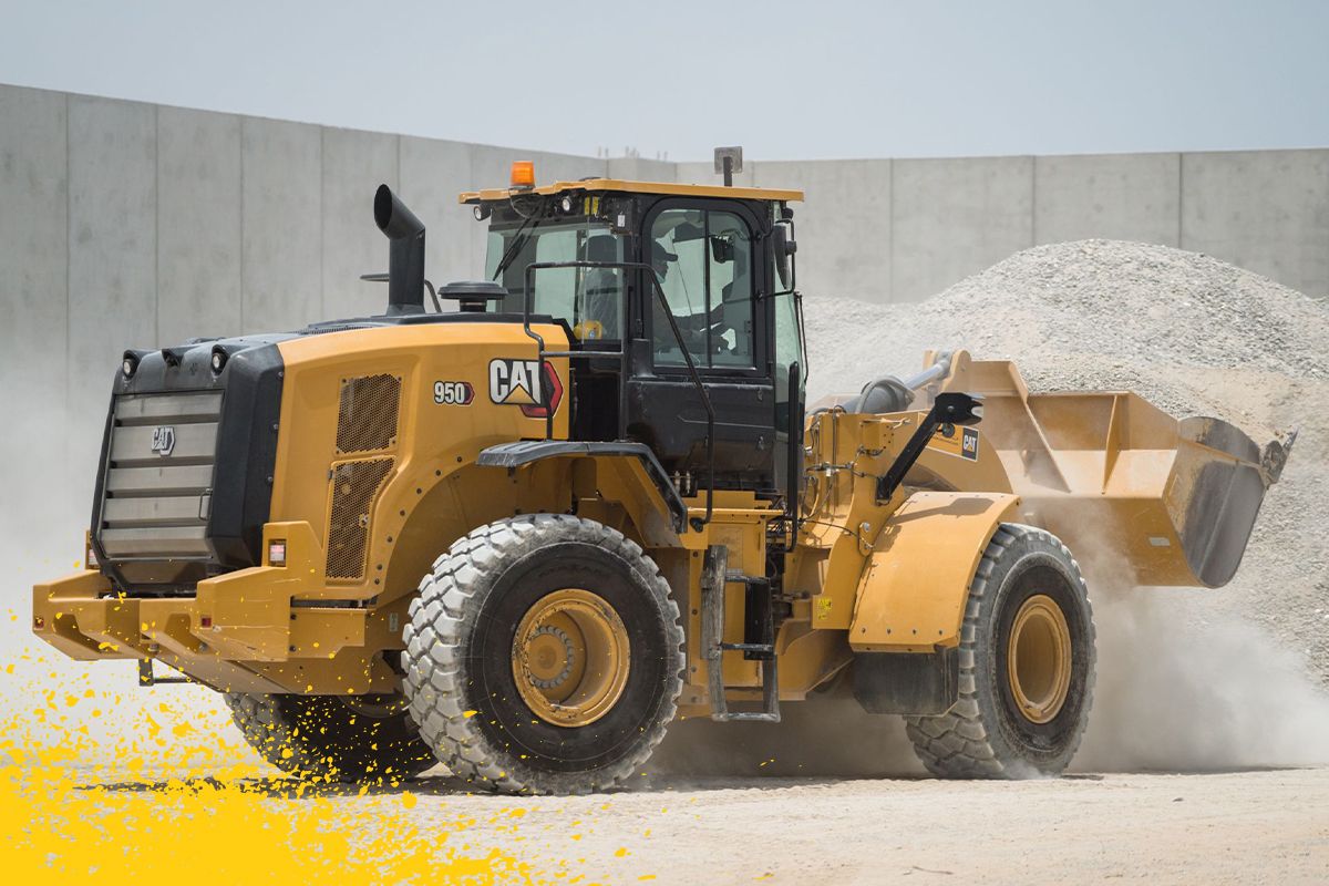 carregadeira de rodas média movendo rocha da pilha