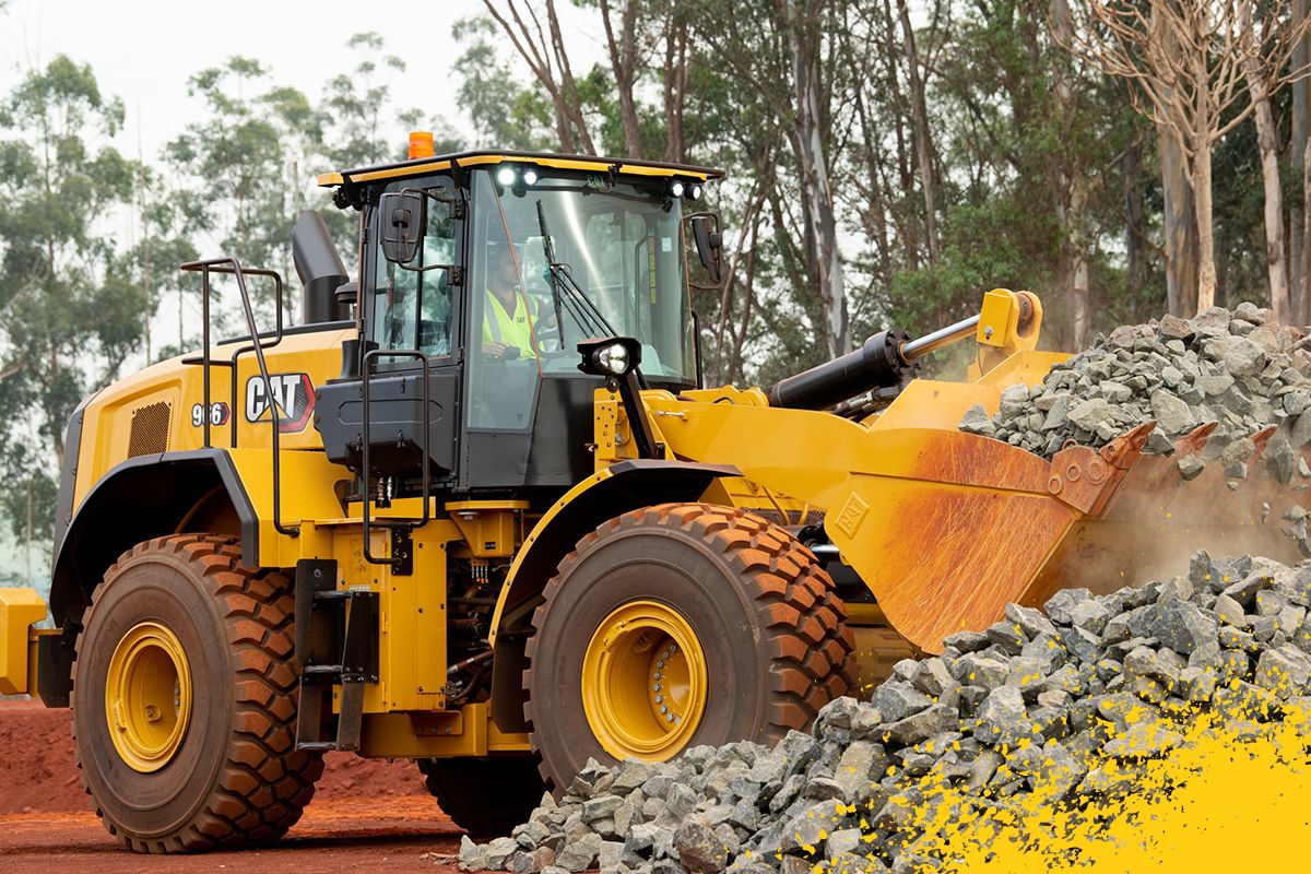 operador com pedras médias no balde