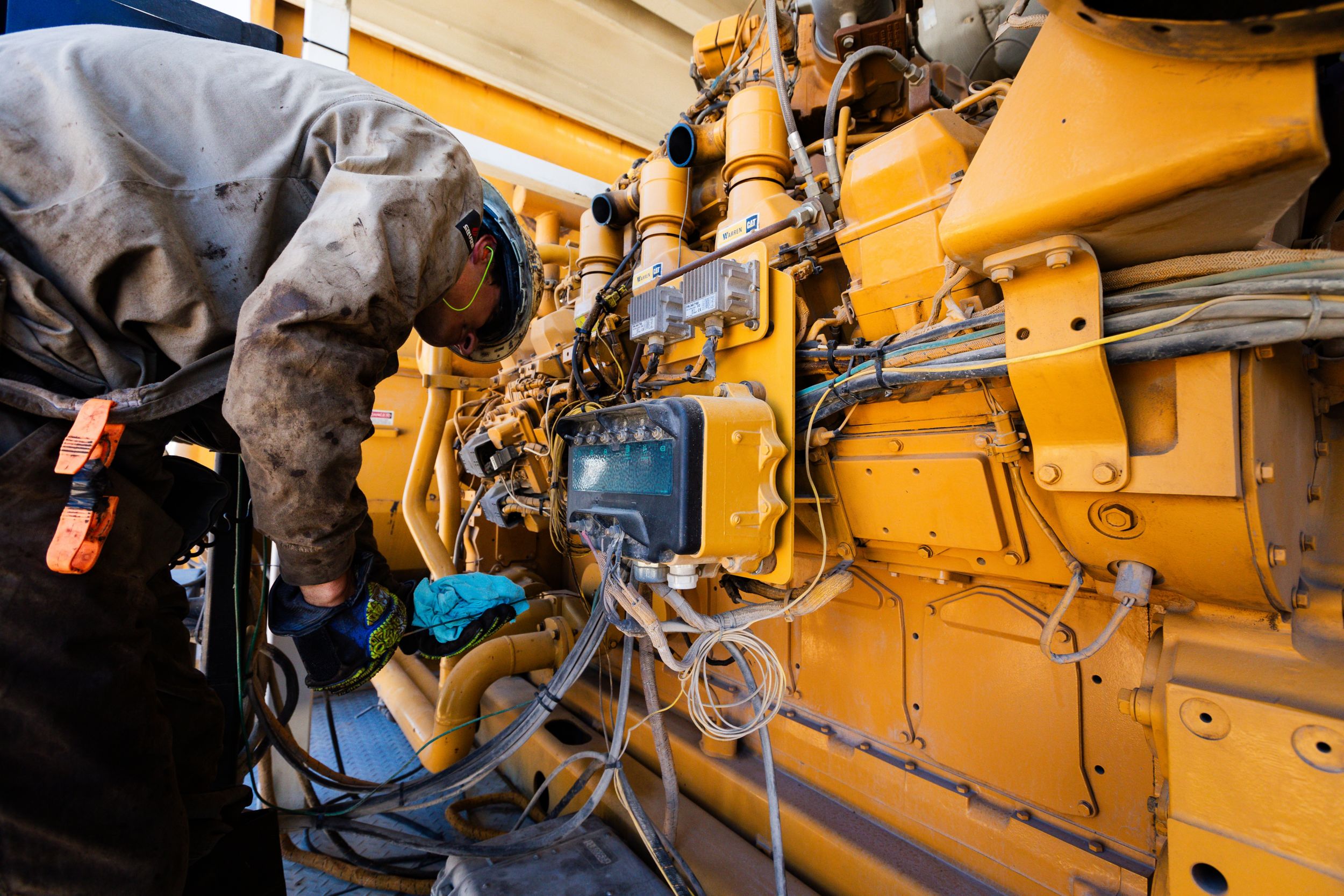 Cat Dynamic Gas Blending Service - men working on the engine
