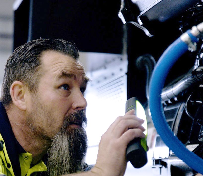 Inspecting a 5000 Series engine