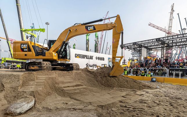 Escavadeira Cat em uma nova fábrica