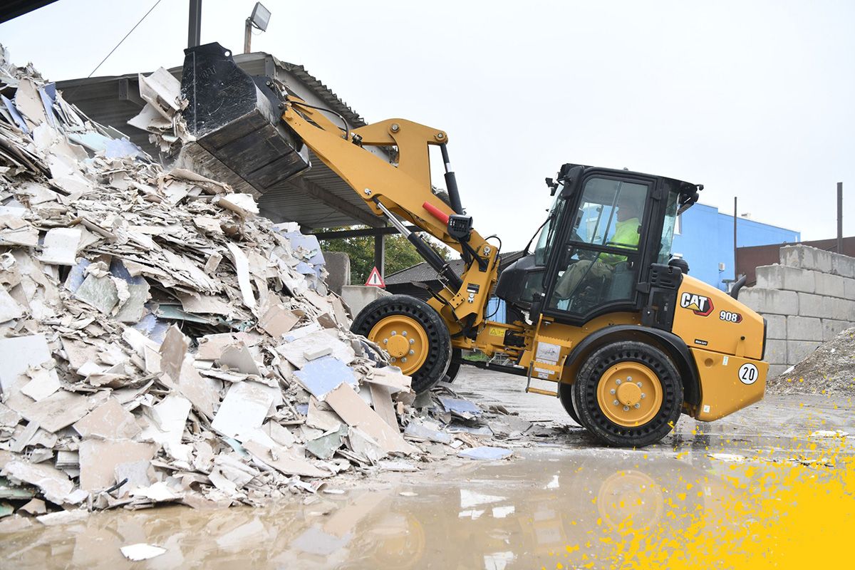 Cat 908 empurrando sucata para uma pilha