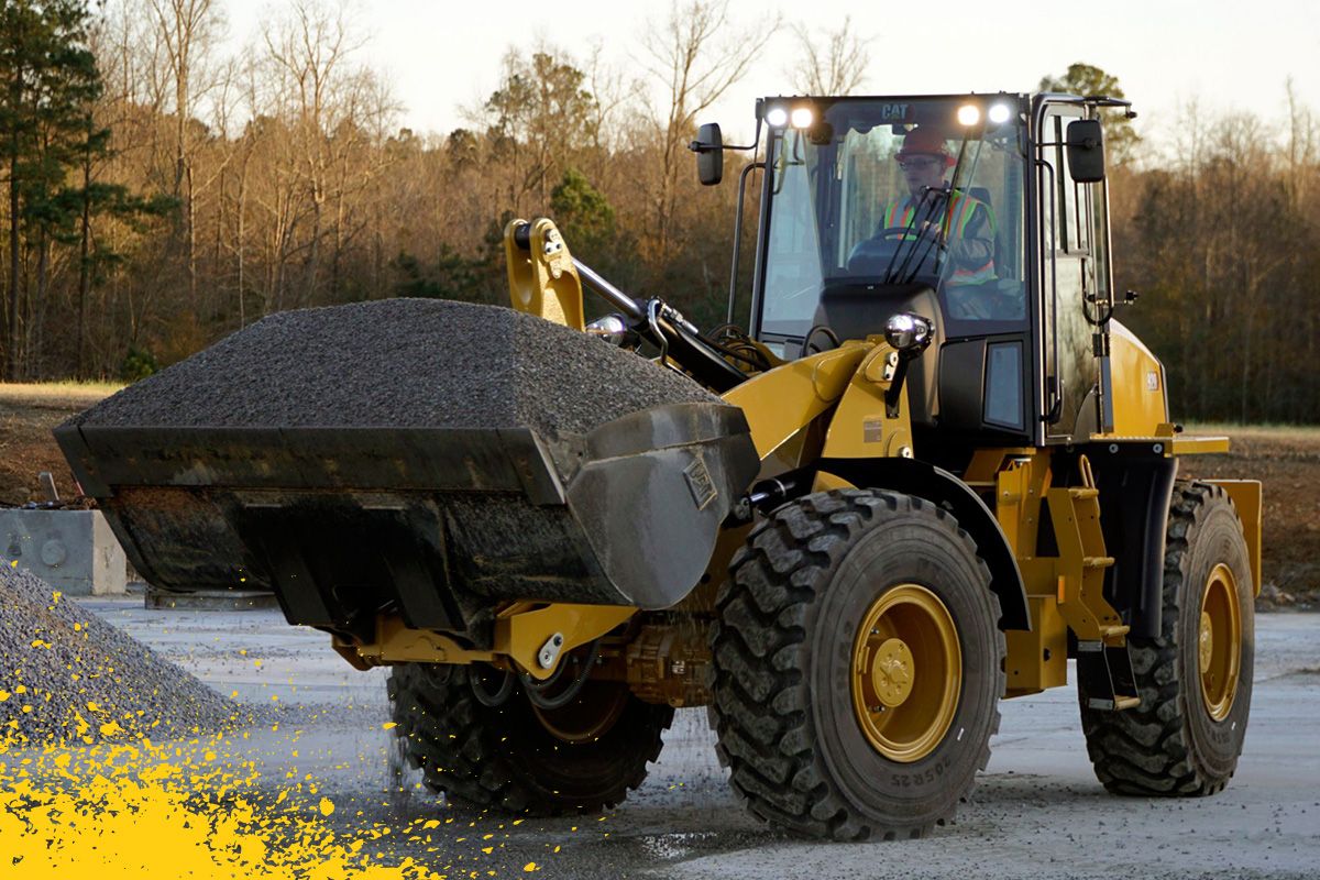 Cat 920 dirigindo com pequenas pedras no balde