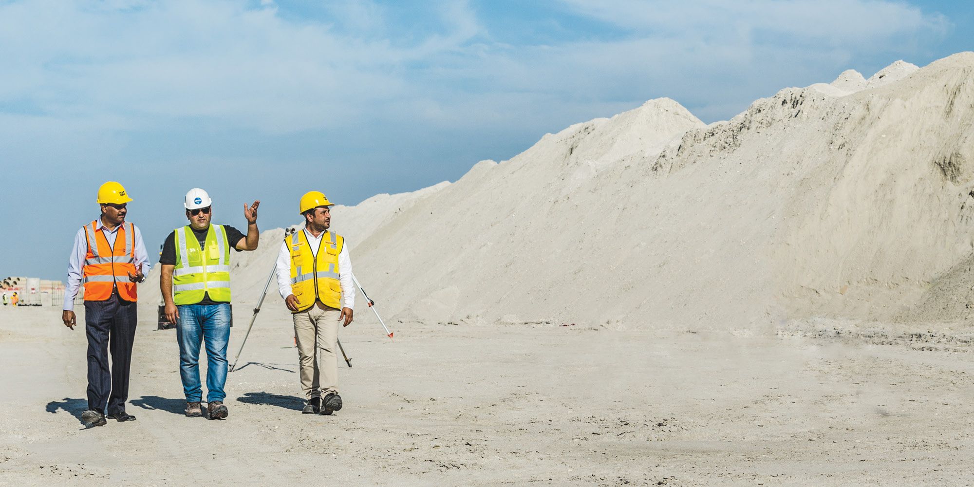 Peopel walking on jobsite